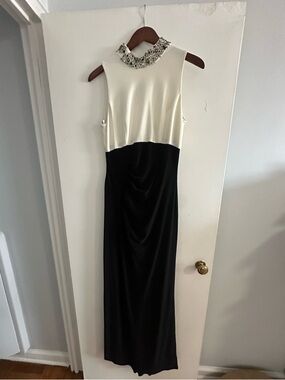 Elegant Vince Camuto Two-Tone Sleeveless Evening Dress with Embellished Collar